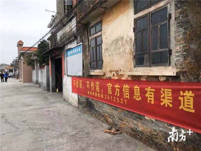 石溪村主干道上的橫幅。