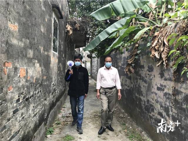 中股村黨支部書記司徒遠(yuǎn)林（右）用大喇叭宣傳防疫知識。