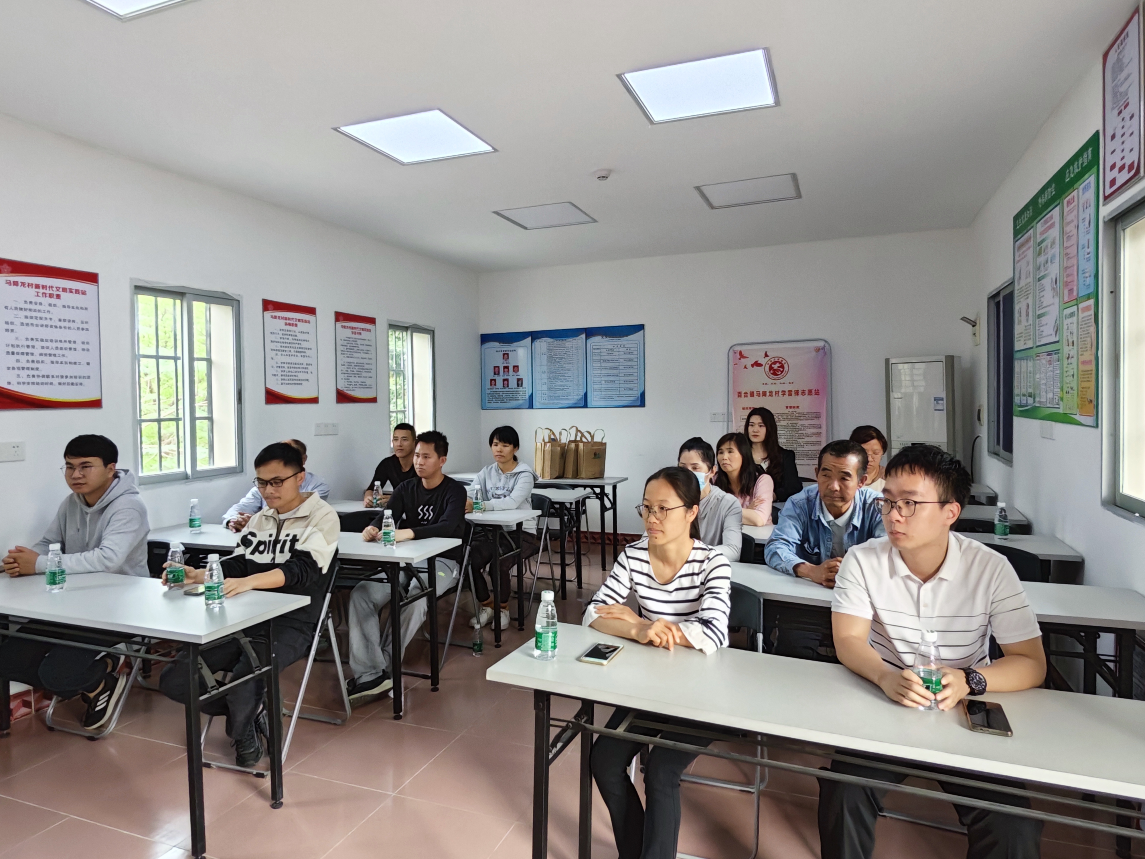 （圖片資料）Ⅱ-2-2)-②2022年11月22日開平市農(nóng)業(yè)農(nóng)村局在百合鎮(zhèn)馬降龍村開展學(xué)習(xí)農(nóng)業(yè)技術(shù)宣傳 共展振興夢(mèng)想“聽黨話、感黨恩、跟黨走”主體教育活動(dòng)（3）.jpg